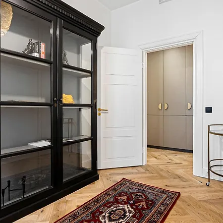 Luxury Living In The Heart Of In 3 Apartamento