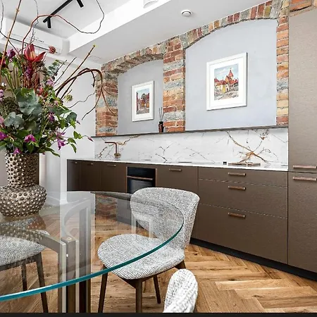 Luxury Living In The Heart Of In 3 Apartamento