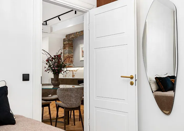 Luxury Living In The Heart Of In 3 Apartment *